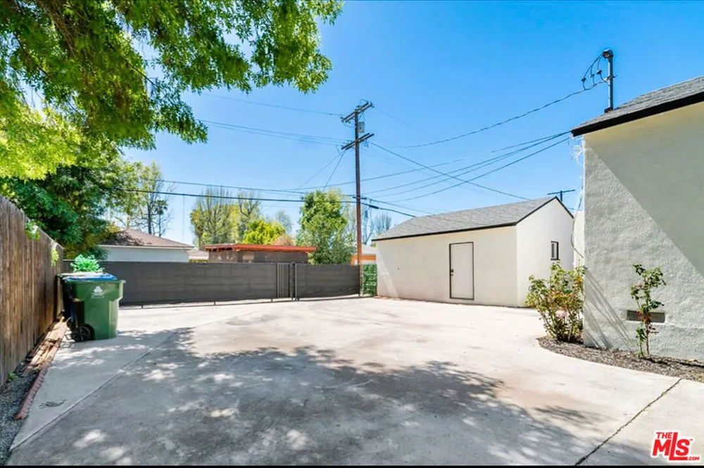 17228 Vanowen Street Lake Balboa, CA 91406