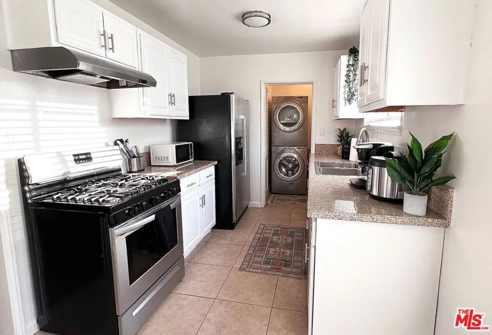 17228 Vanowen Street Lake Balboa, CA 91406