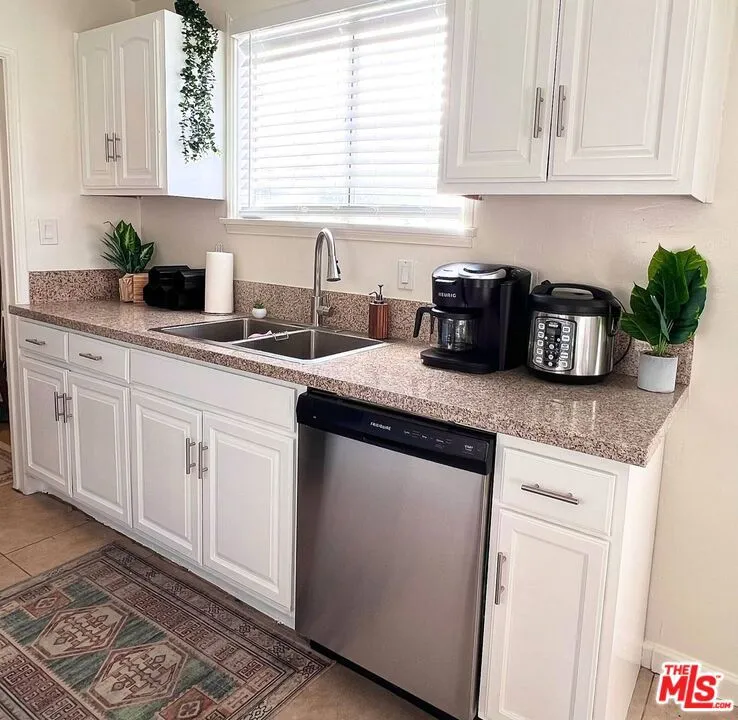 17228 Vanowen Street Lake Balboa, CA 91406