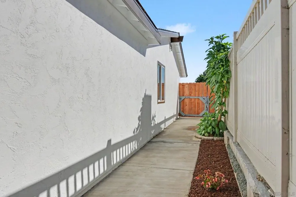 559 Glencrest Dr San Diego, CA 92139