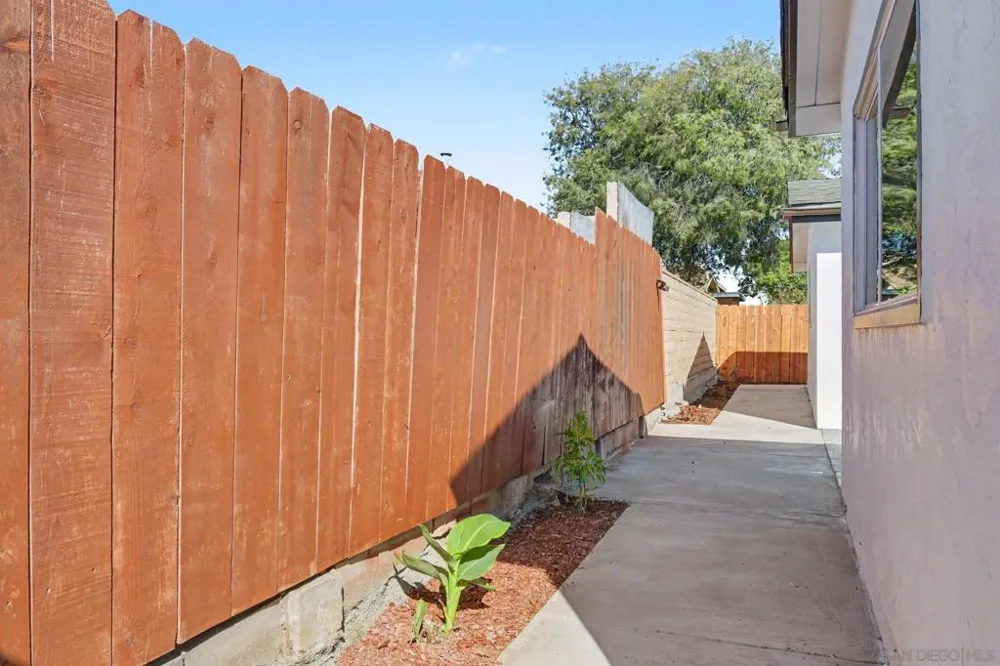 559 Glencrest Dr San Diego, CA 92139