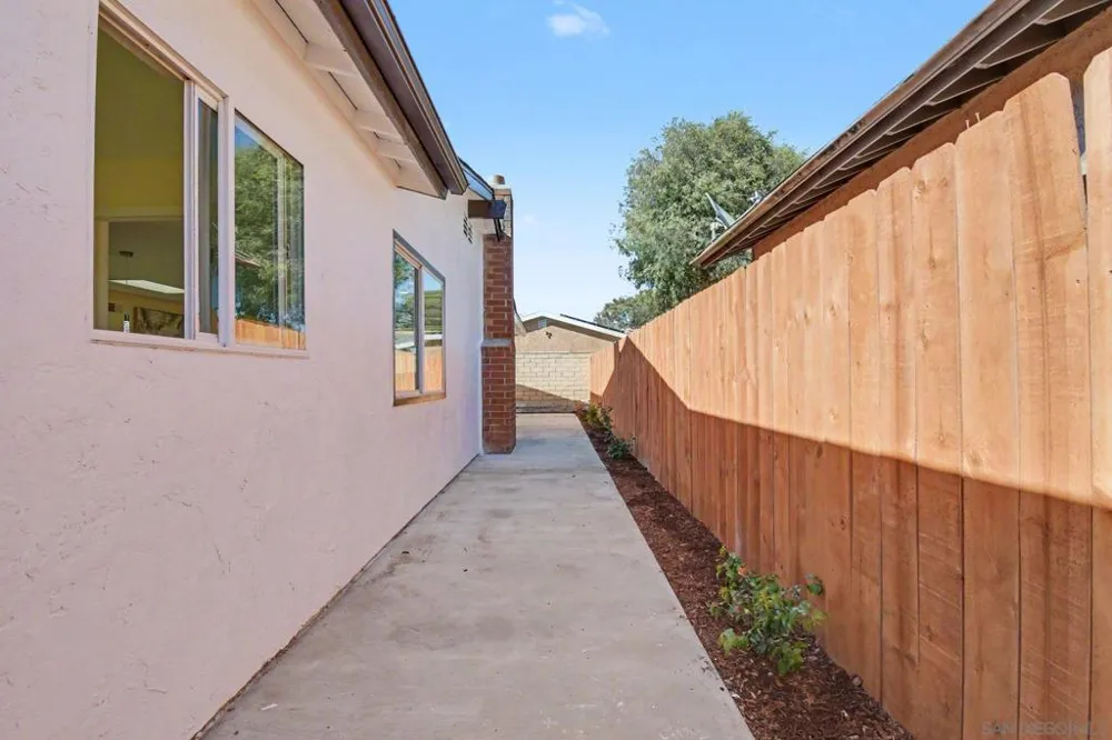 559 Glencrest Dr San Diego, CA 92139