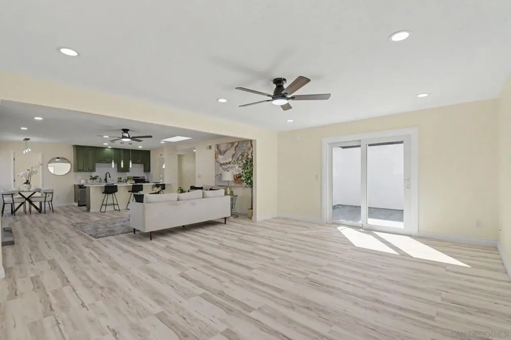 559 Glencrest Dr San Diego, CA 92139