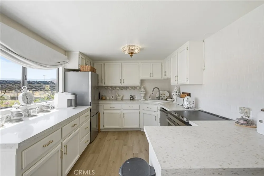 15761 Joshua Apple Valley, CA 92307