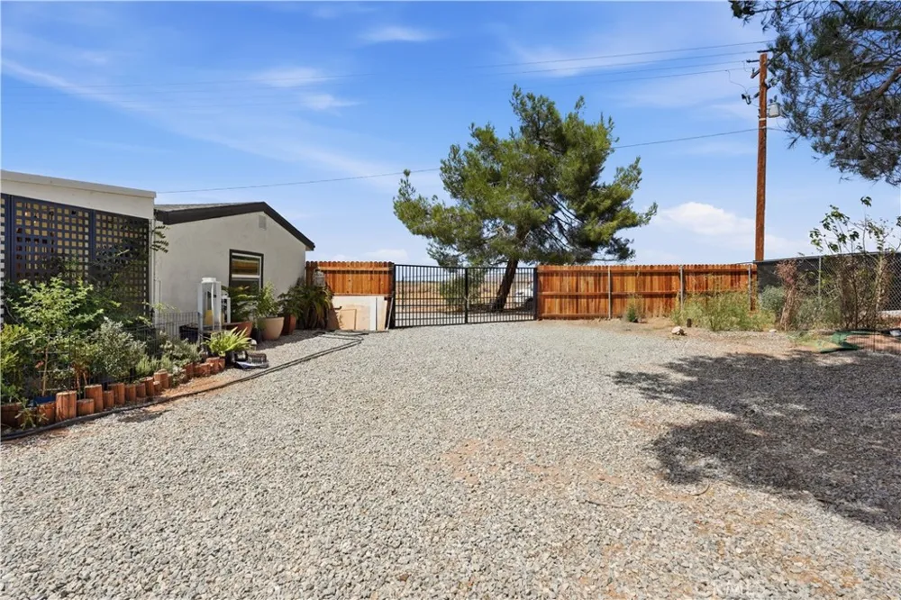 15761 Joshua Apple Valley, CA 92307