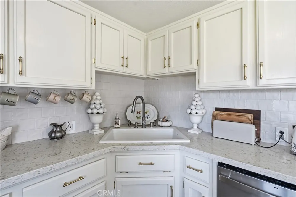 15761 Joshua Apple Valley, CA 92307