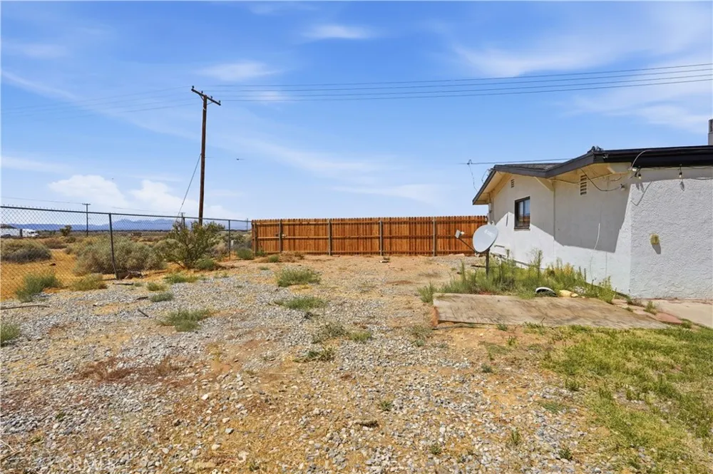 15761 Joshua Apple Valley, CA 92307