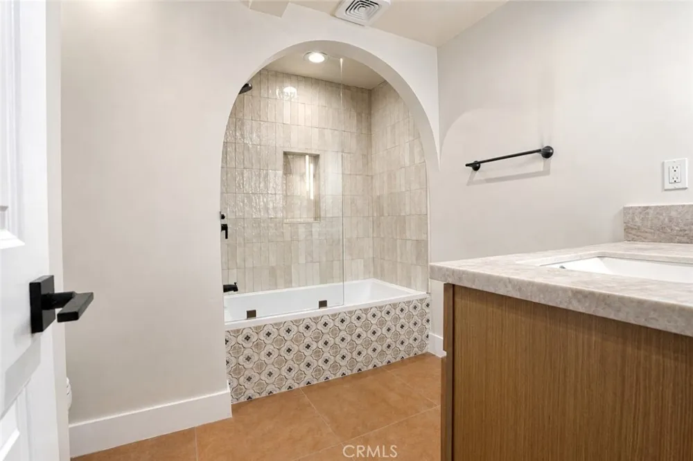 3432 Larissa Los Angeles, CA 90026