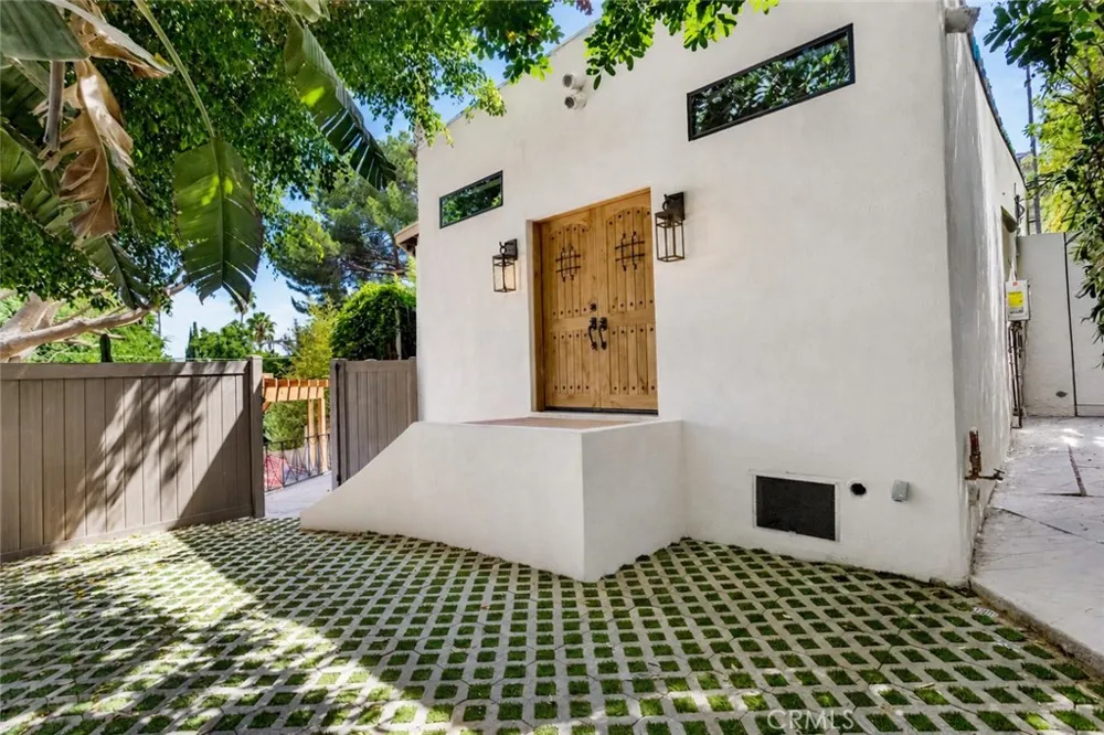 3432 Larissa Los Angeles, CA 90026