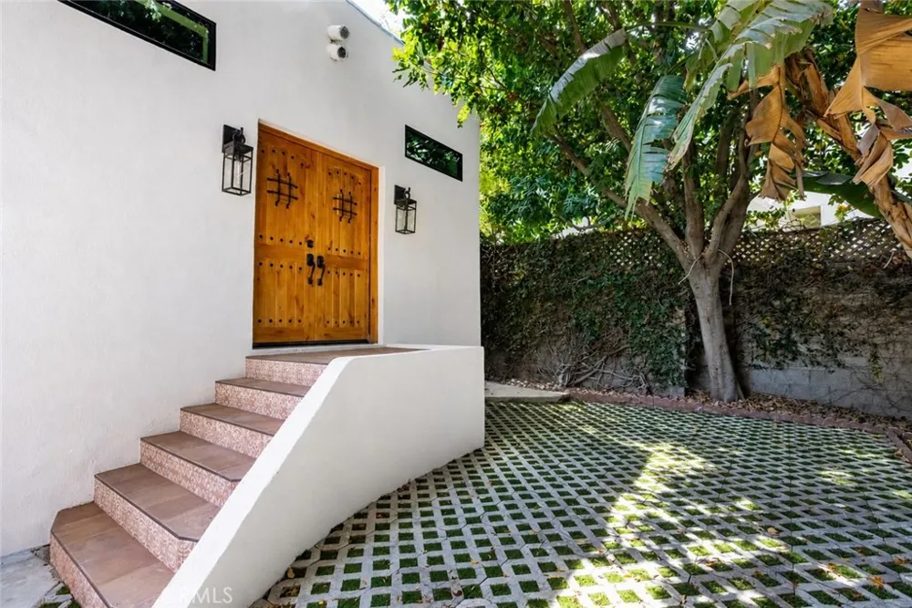 3432 Larissa Los Angeles, CA 90026