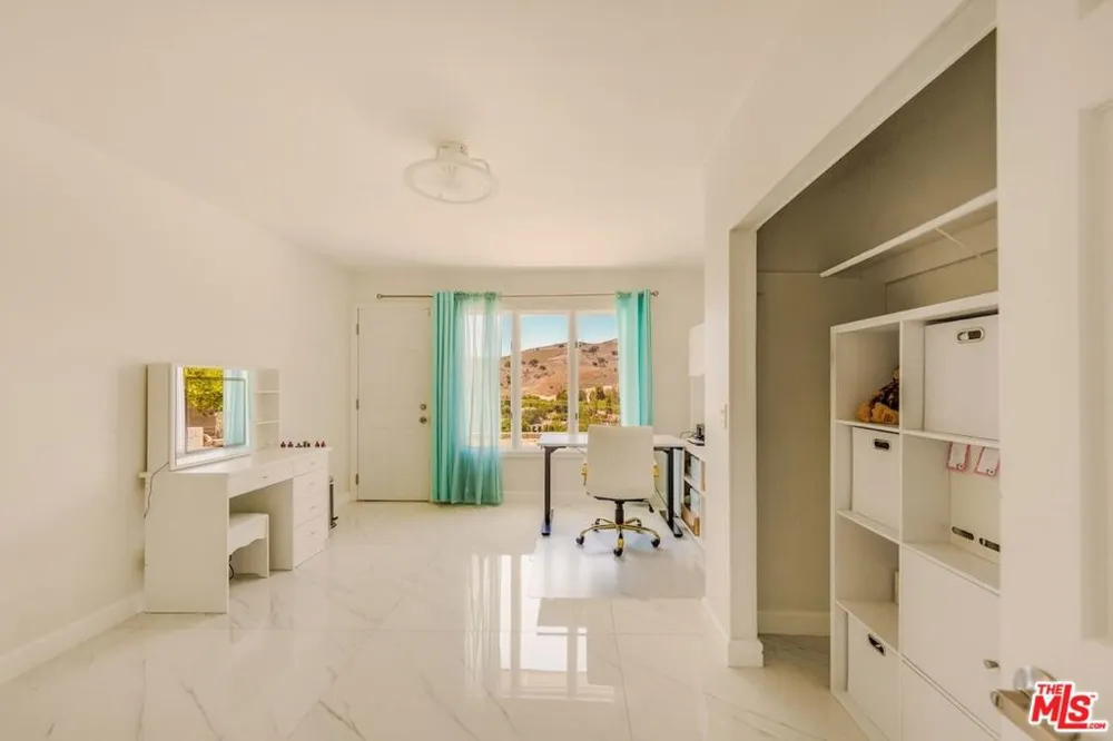 5703 Parkmor Road Calabasas, CA 91302