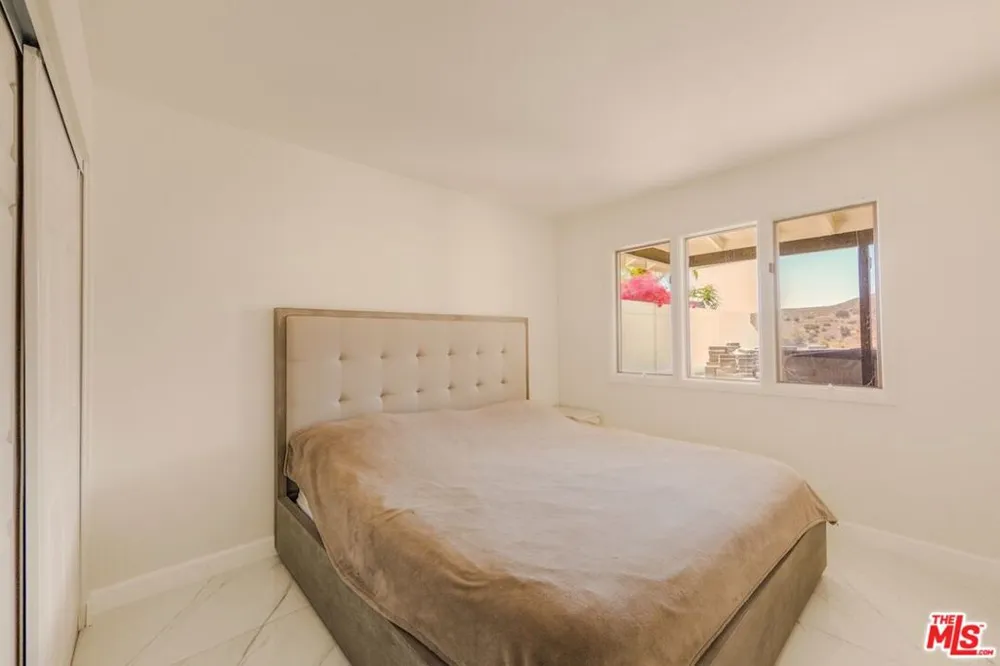 5703 Parkmor Road Calabasas, CA 91302