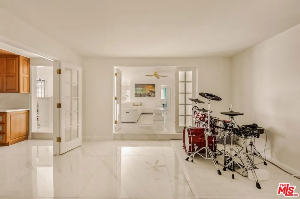 5703 Parkmor Road Calabasas, CA 91302