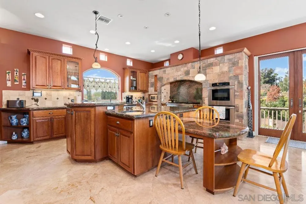1015 W Via Rancho Escondido, CA 92029