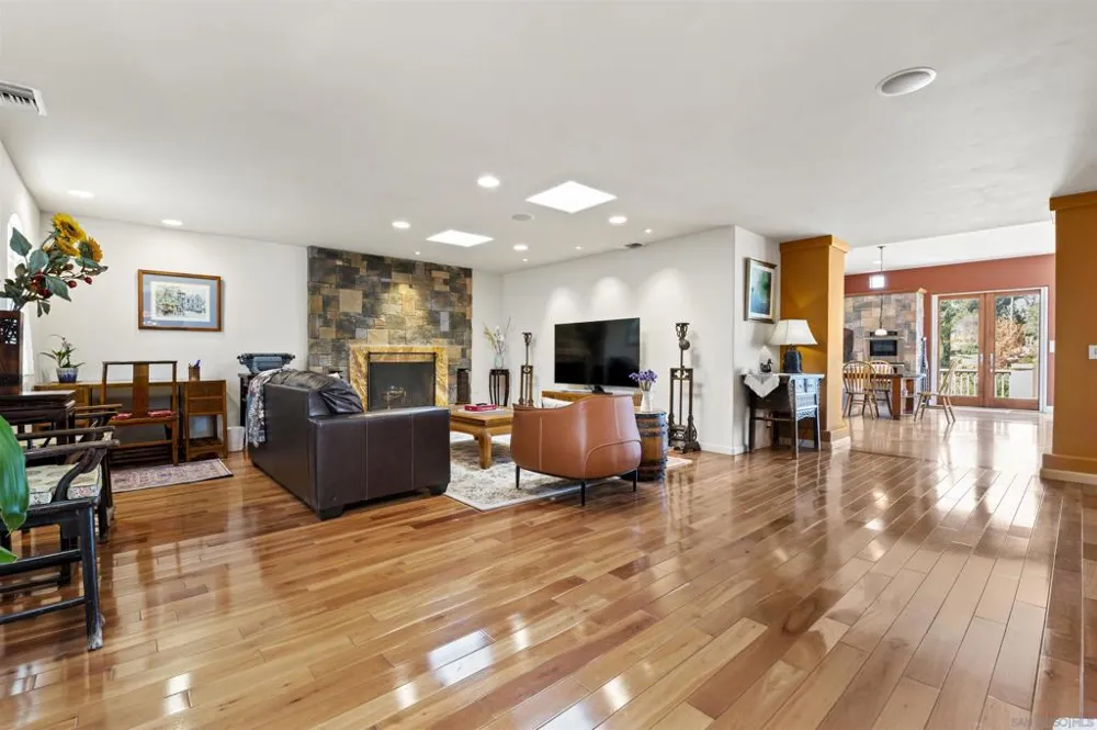 1015 W Via Rancho Escondido, CA 92029