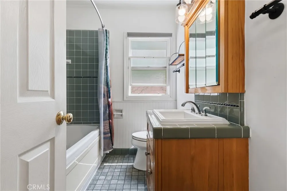 11957 Collins Street Valley Village, CA 91607