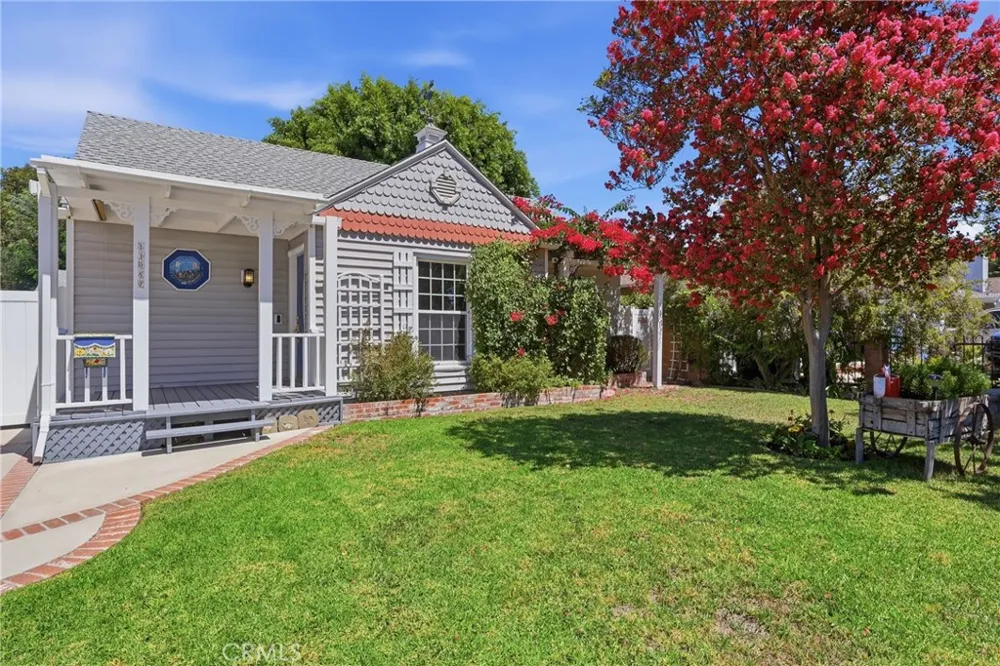11957 Collins Street Valley Village, CA 91607