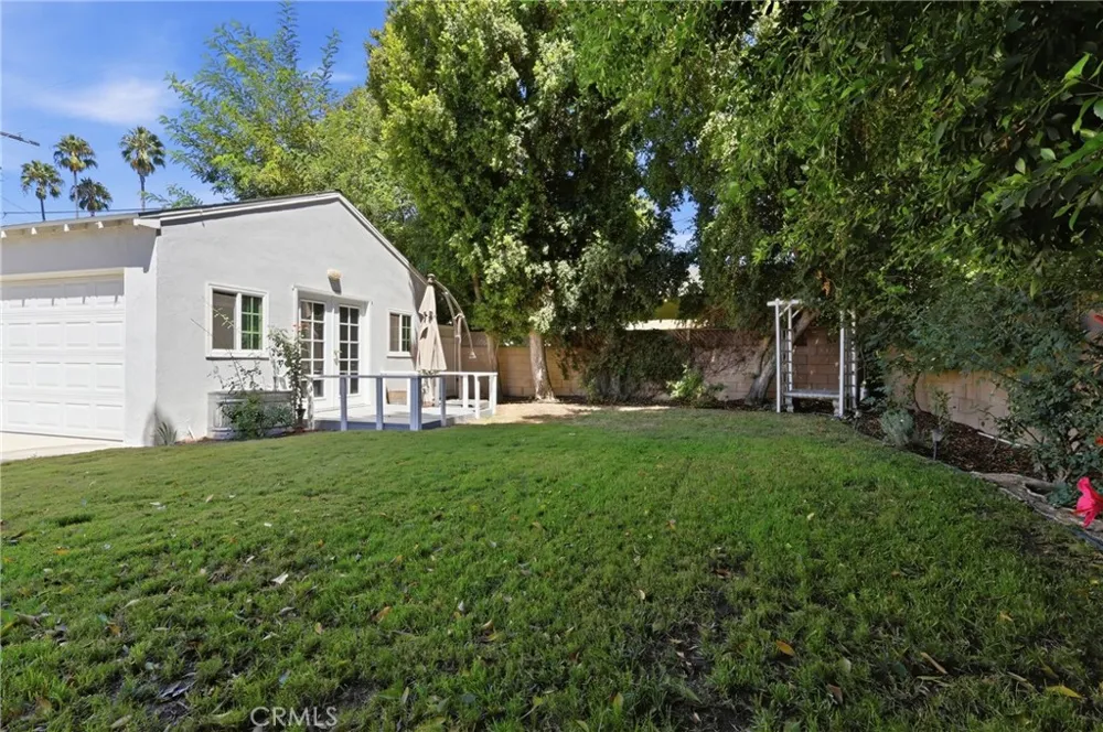11957 Collins Street Valley Village, CA 91607