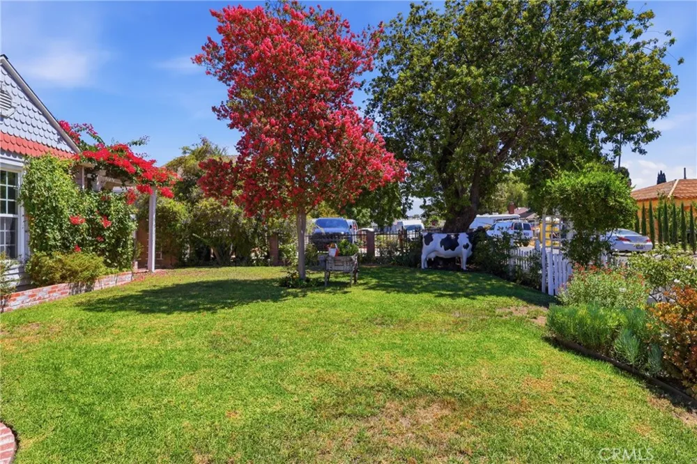 11957 Collins Street Valley Village, CA 91607