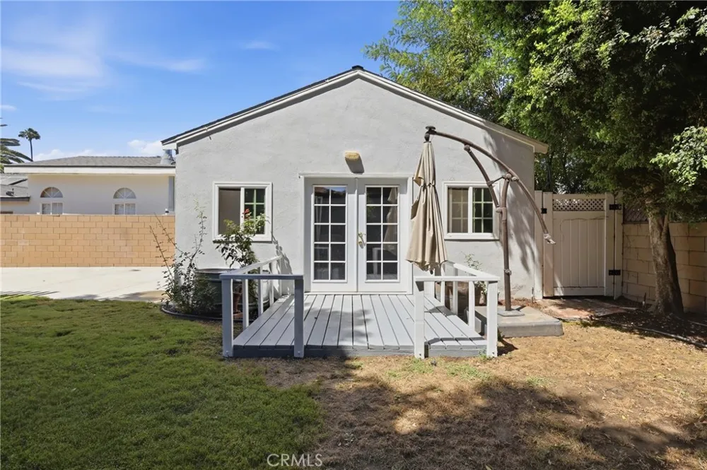 11957 Collins Street Valley Village, CA 91607