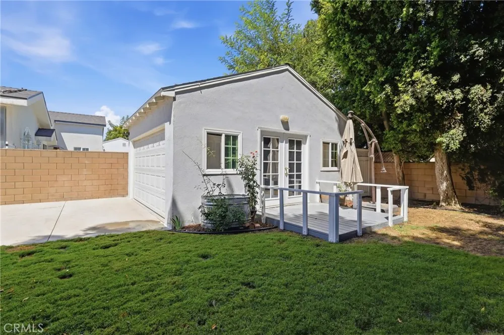 11957 Collins Street Valley Village, CA 91607