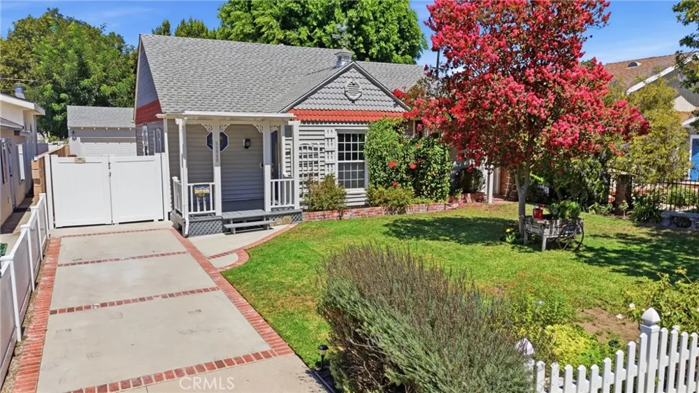 11957 Collins Street Valley Village, CA 91607