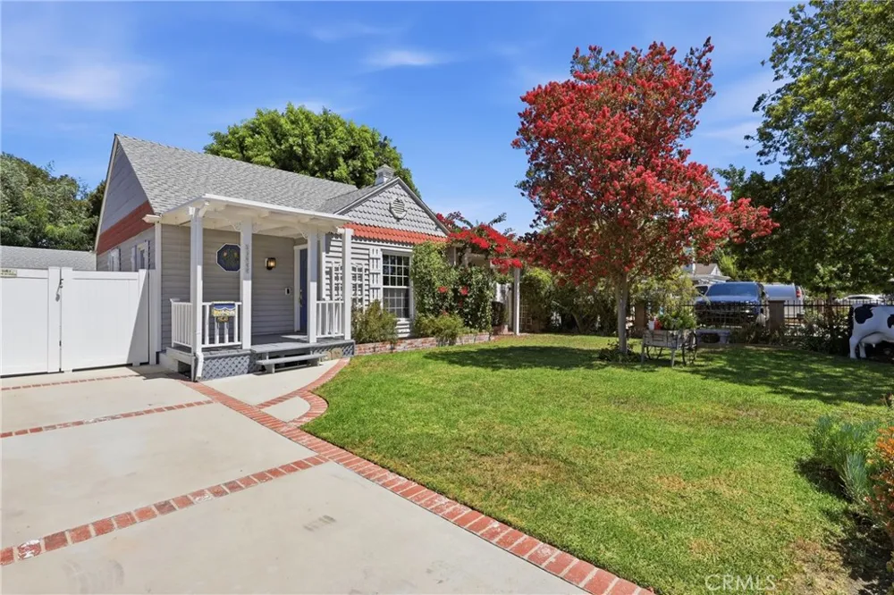 11957 Collins Street Valley Village, CA 91607