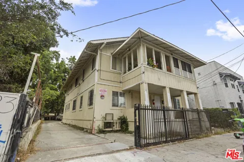 1516 W 11th Place