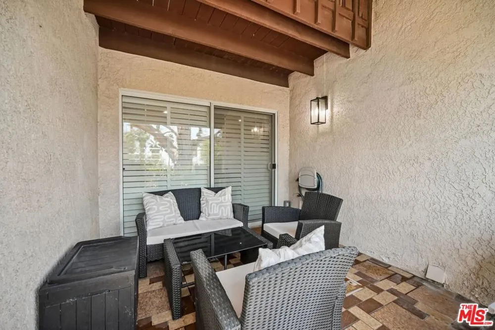 7714 Via Sorrento #22 Burbank, CA 91504