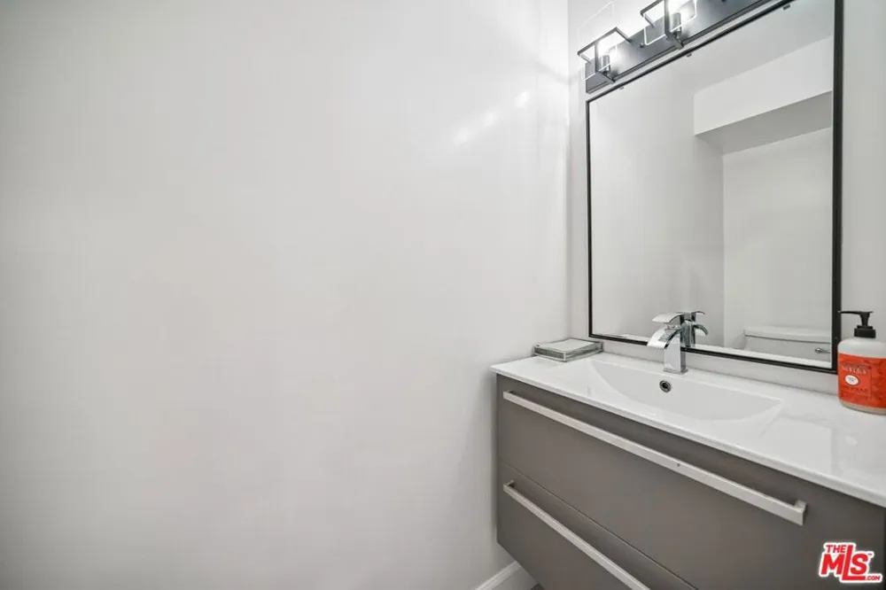 7714 Via Sorrento #22 Burbank, CA 91504