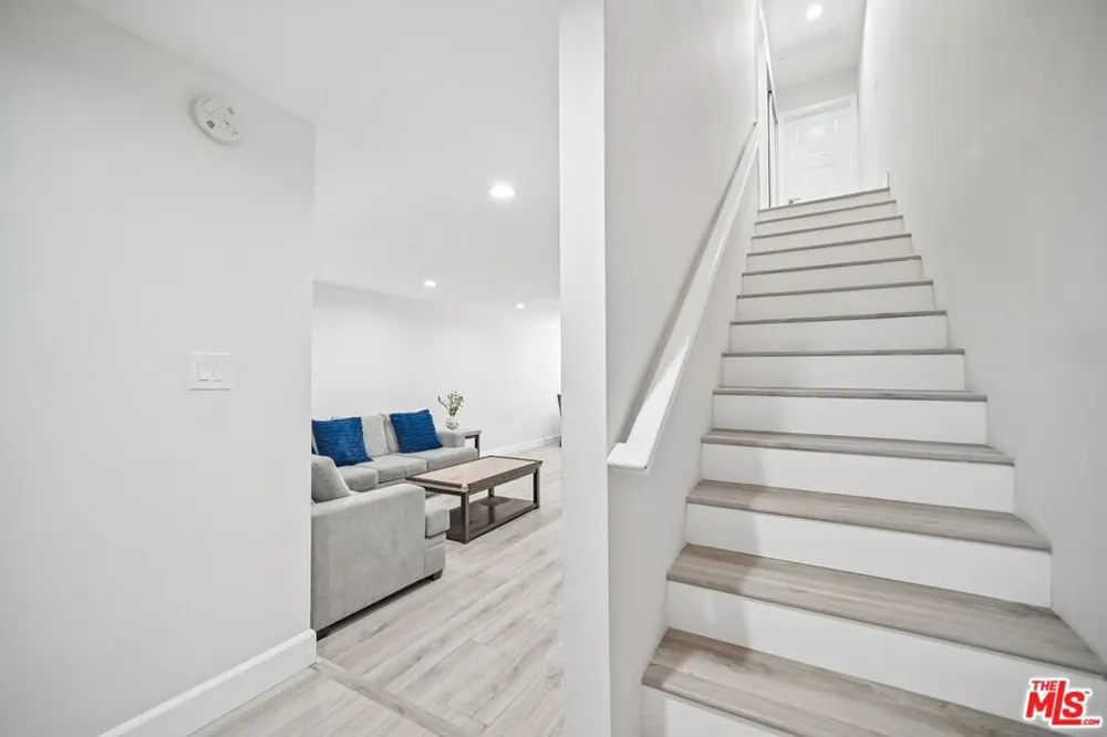 7714 Via Sorrento #22 Burbank, CA 91504