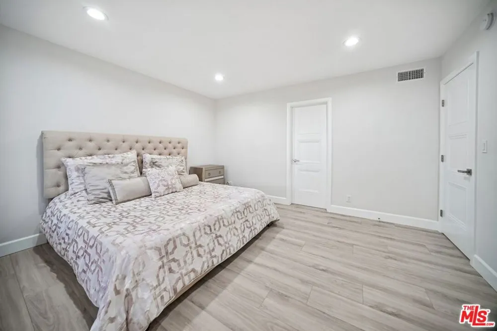 7714 Via Sorrento #22 Burbank, CA 91504