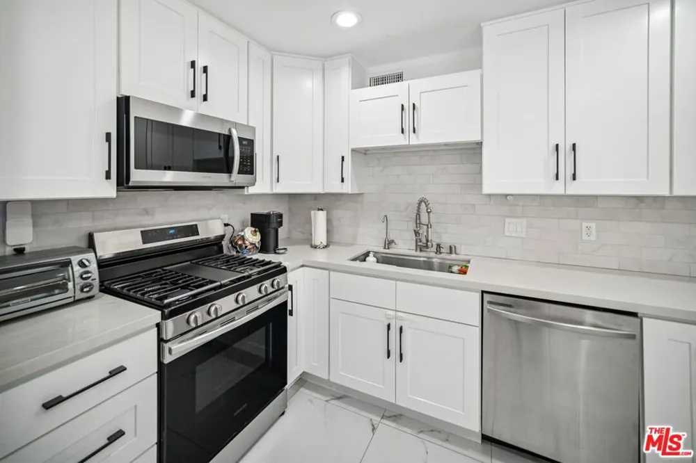 7714 Via Sorrento #22 Burbank, CA 91504