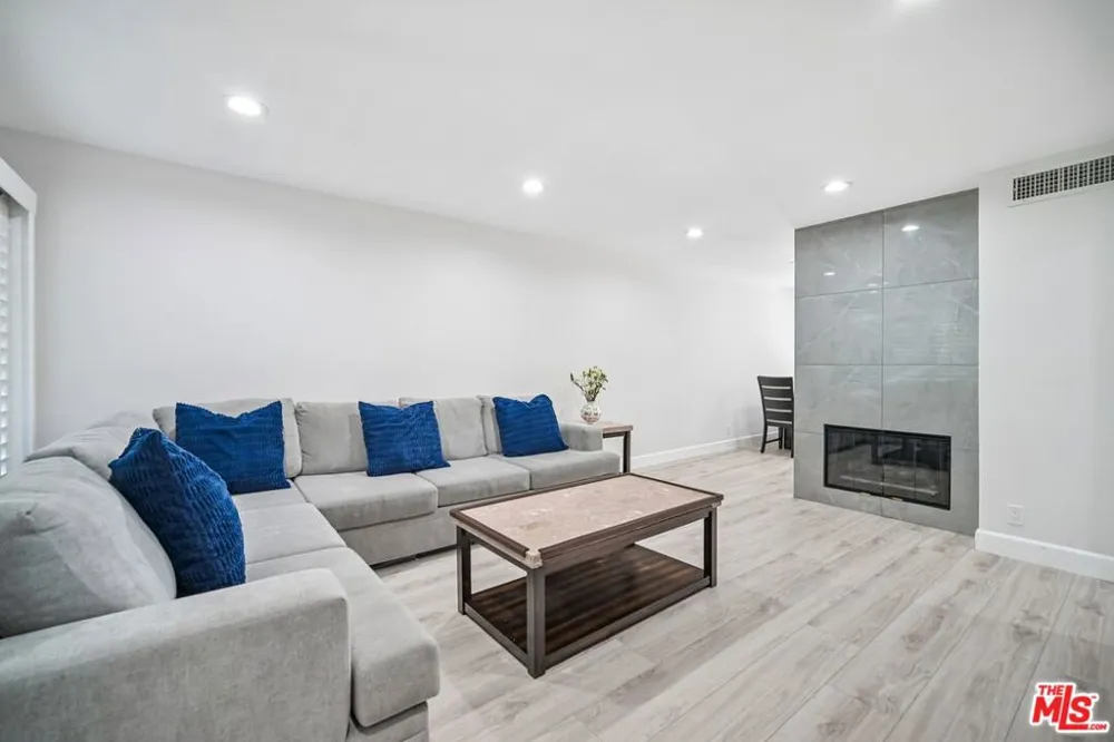 7714 Via Sorrento #22 Burbank, CA 91504