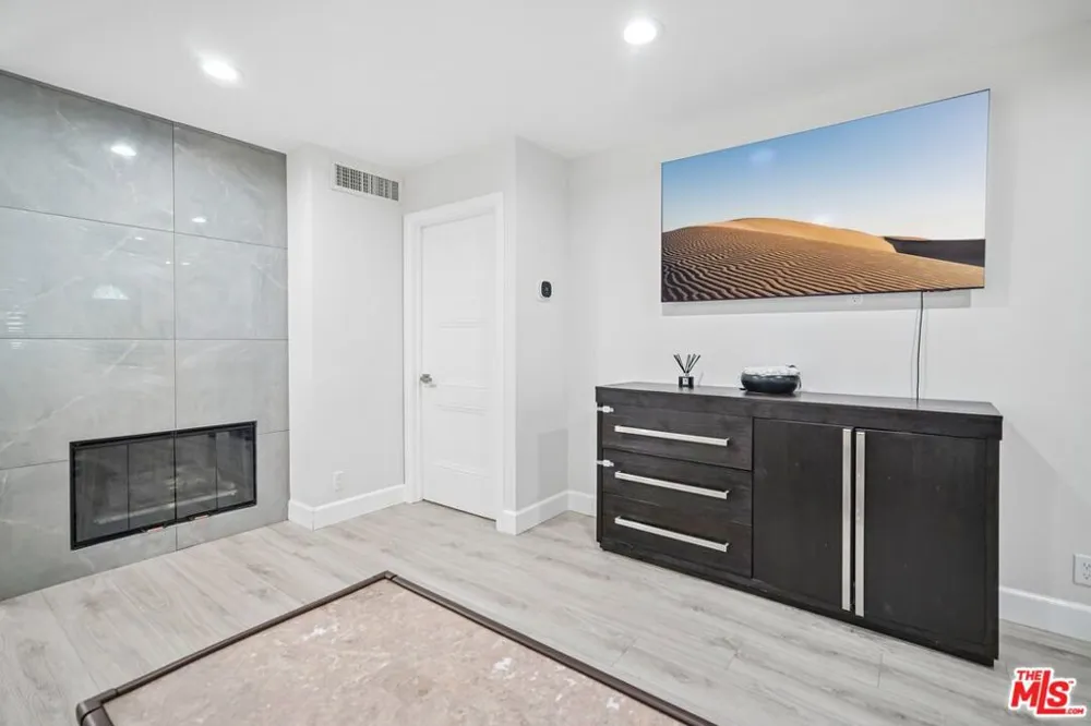 7714 Via Sorrento #22 Burbank, CA 91504