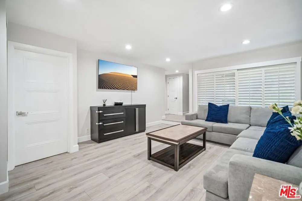 7714 Via Sorrento #22 Burbank, CA 91504