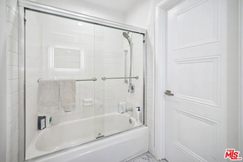 7714 Via Sorrento #22 Burbank, CA 91504