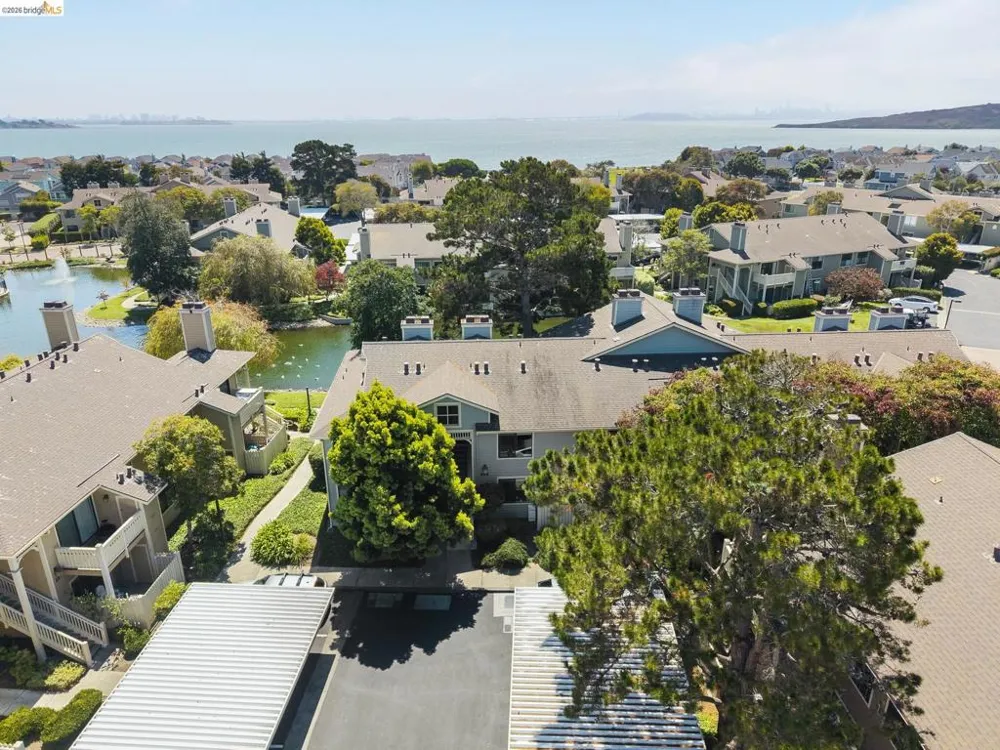 122 Lakeshore Ct Richmond, CA 94804