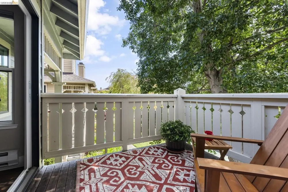 122 Lakeshore Ct Richmond, CA 94804