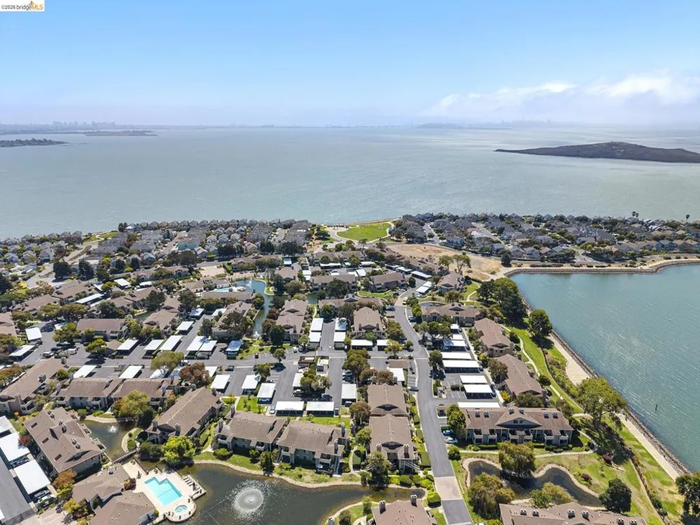 122 Lakeshore Ct Richmond, CA 94804