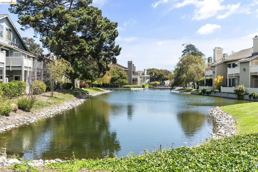 122 Lakeshore Ct Richmond, CA 94804