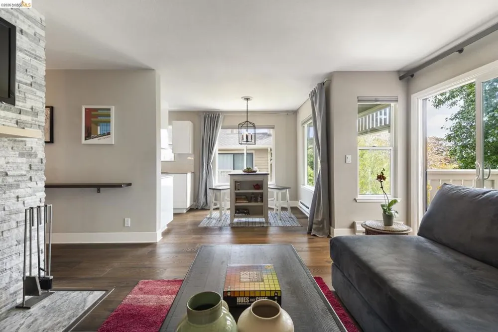 122 Lakeshore Ct Richmond, CA 94804