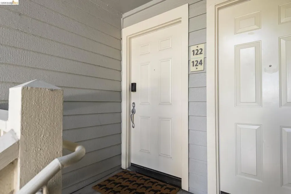 122 Lakeshore Ct Richmond, CA 94804