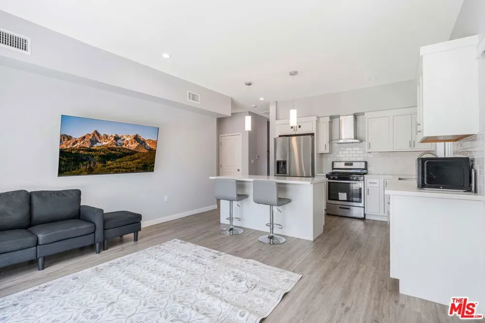 8461 Calvin Avenue Northridge, CA 91324