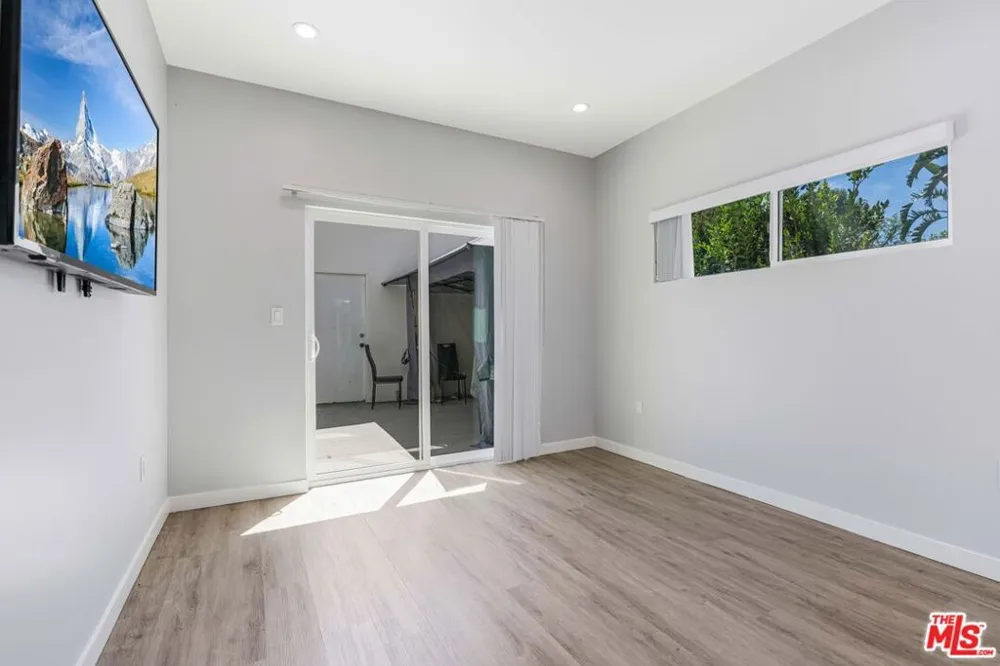 8461 Calvin Avenue Northridge, CA 91324