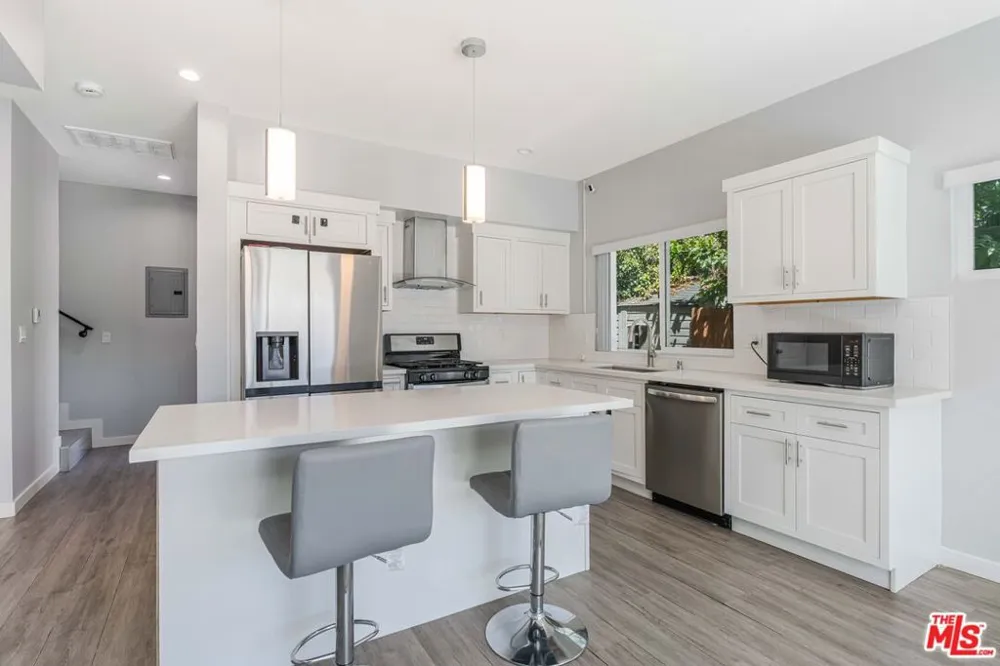 8461 Calvin Avenue Northridge, CA 91324