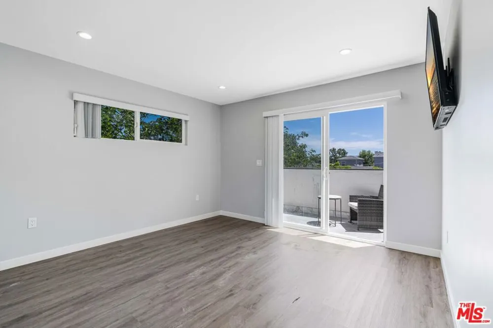 8461 Calvin Avenue Northridge, CA 91324