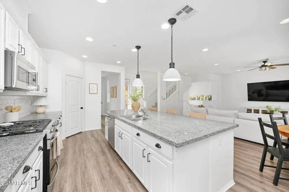 425 Stratus Lane #5 Simi Valley, CA 93065