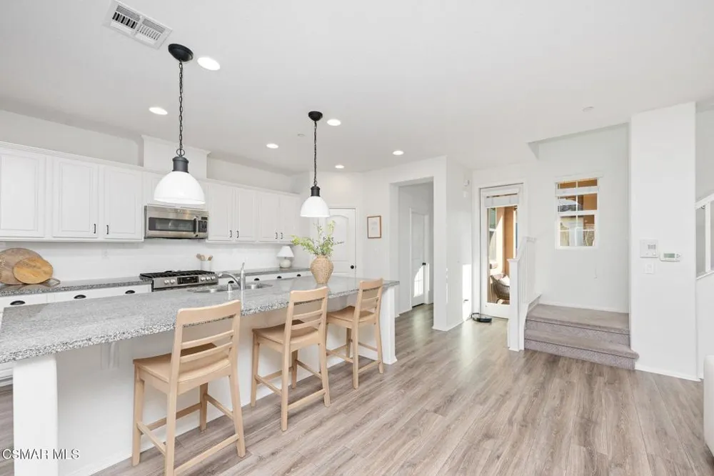 425 Stratus Lane #5 Simi Valley, CA 93065