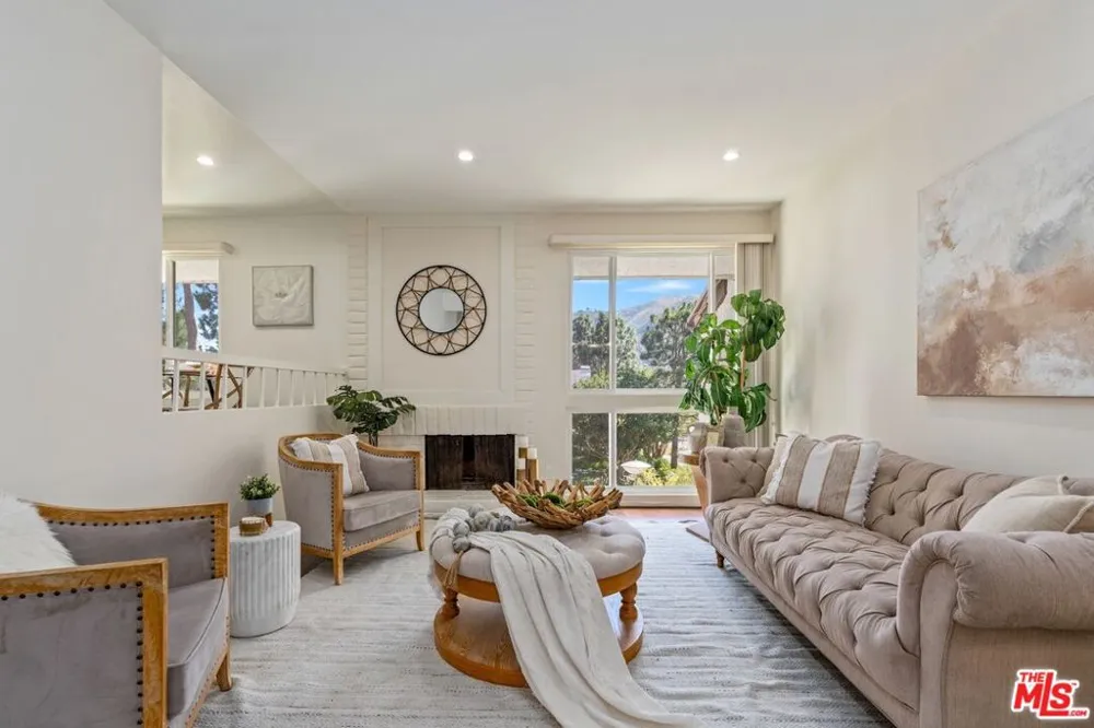 17253 Palisades Circle Los Angeles, CA 90272